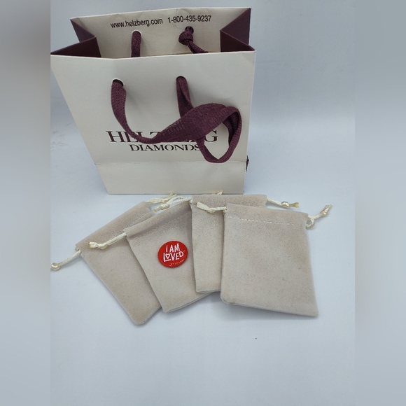 Helzberg Diamonds Cream Velvet Jewelry Pouches, Gift Bag ❗❗5/$25❗❗ - Picture 1 of 2